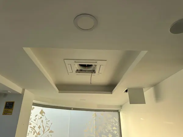 Unidad de cassette integrada en el techo de una estancia