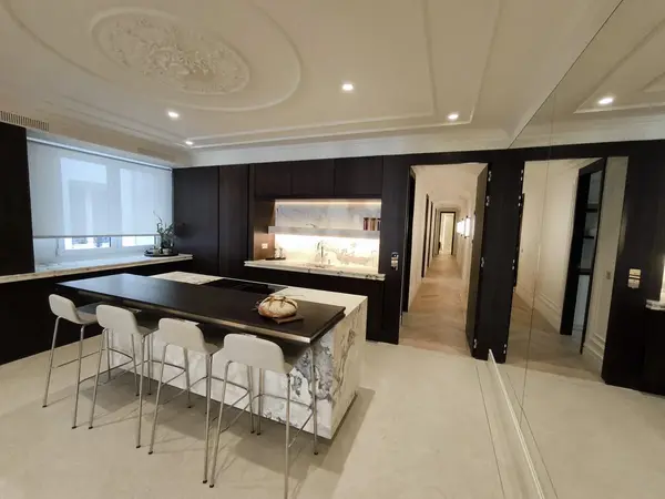 Cocina reformada y climatizada por conductos en una vivienda de Madrid