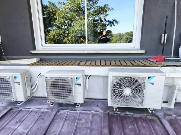 Tres unidades exteriores Daikin alineadas sobre la cubierta de una vivienda