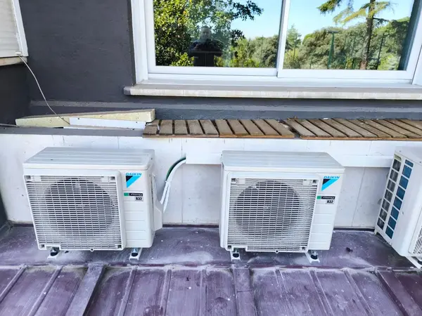 Dos unidades exteriores Daikin R32 instaladas bajo una ventana