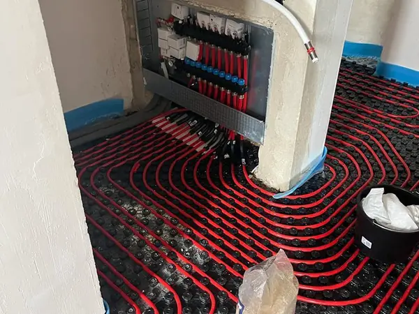 Colector de suelo radiante con todos los circuitos conectados y numerados