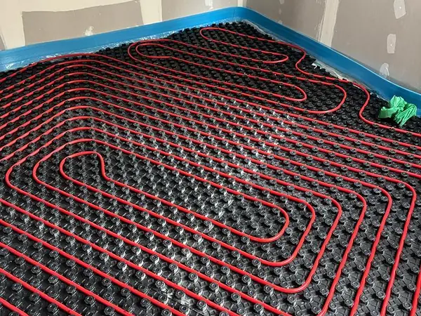 Habitación con el suelo radiante terminado sobre el panel aislante