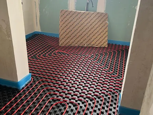 Suelo radiante tendido en una vivienda en reforma, listo para recibir la capa de mortero