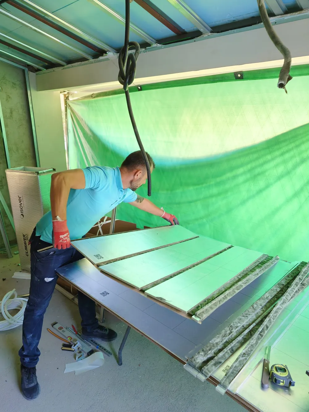 Instalador de BioClima21 preparando a medida un tramo de conducto de chapa
