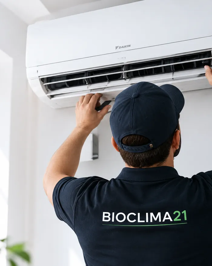 Técnico de BioClima21 revisando el filtro de una unidad interior